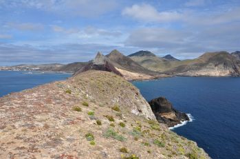 Vista sobre a morfologia arrasada e suave da Ilha a partir do Ilhéu de Cima ©Amigos da Natureza